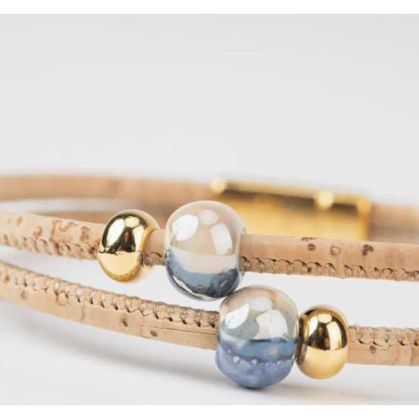 Armbnd i naturkork med bl keramik og gyldne perler