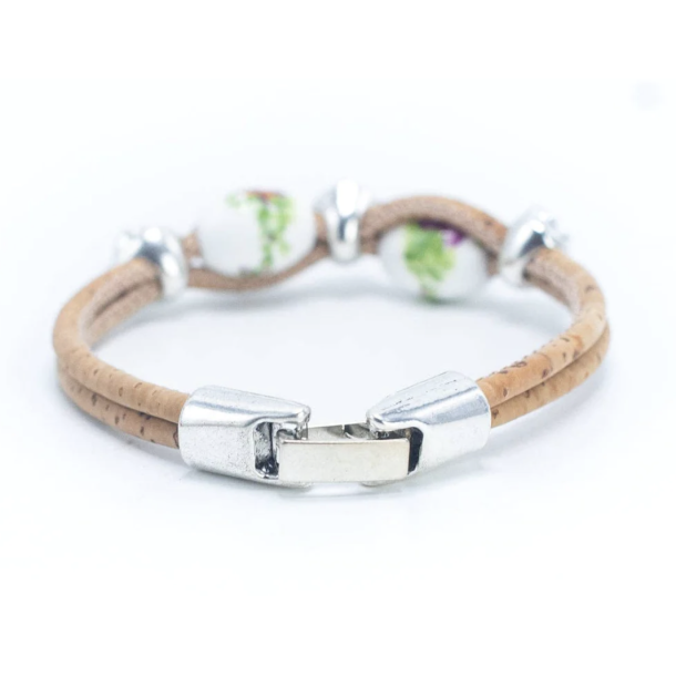 Armbnd i kork med hvide perler pyntet med mrkerosa blomster