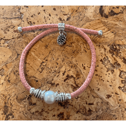 Armbnd i lyserdt kork med perle