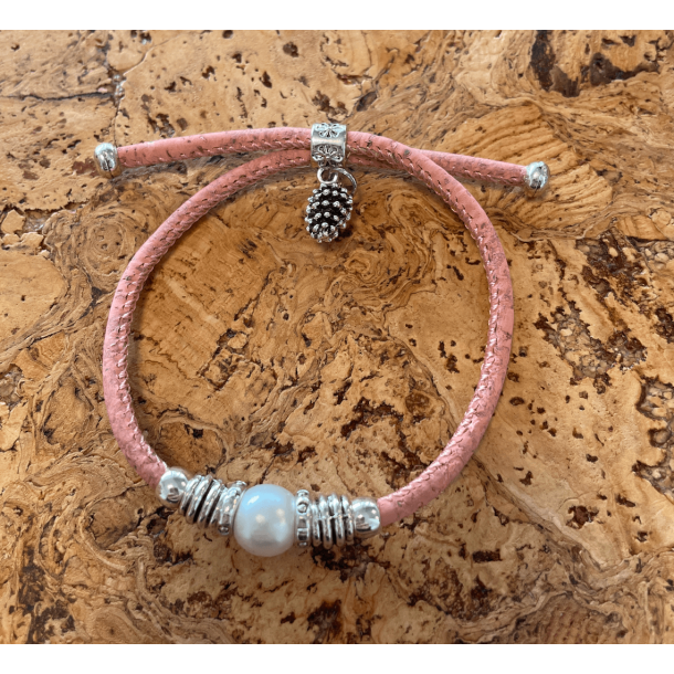 Armbnd i lyserdt kork med perle