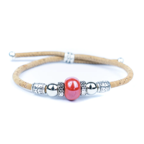 Armb�nd i kork med m�rker�d perle