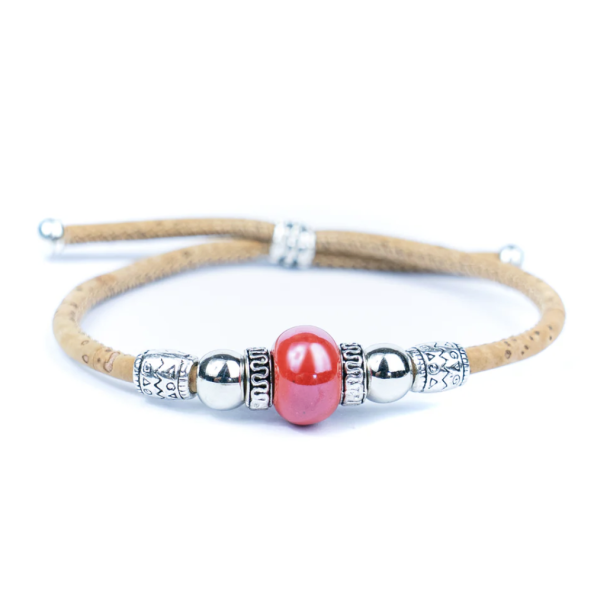 Armb�nd i kork med m�rker�d perle