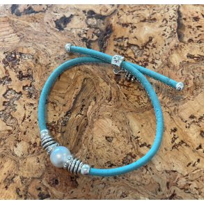 Armbnd i turkis kork med perle