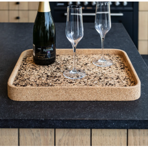 Serveringsbakke i kork med sort m�nster