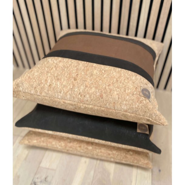 Eiki pude i kork, brune nuancer med 4 striber