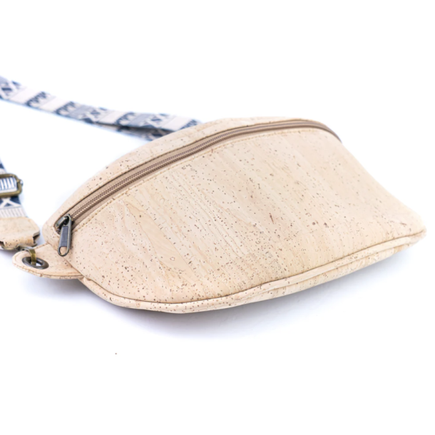 Bumbag i natur kork med m�nstret rem