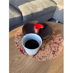 D�kkeserviet i naturkork med r�dt m�nster, rund 30 cm