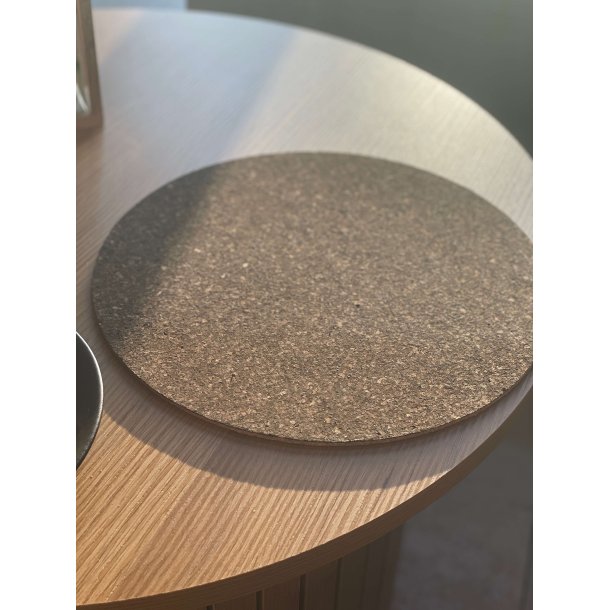 D�kkeserviet i kork, brunsort, rund 30 cm