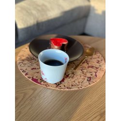 D�kkeserviet i naturkork med r�dt m�nster, rund 30 cm