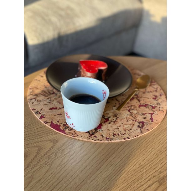 D�kkeserviet i naturkork med r�dt m�nster, rund 30 cm