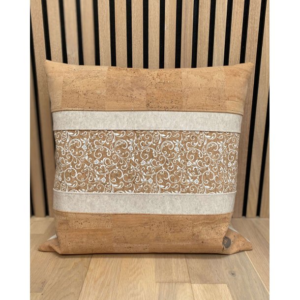 Eiki pude i kork, natur og hvide nuancer med 5 striber