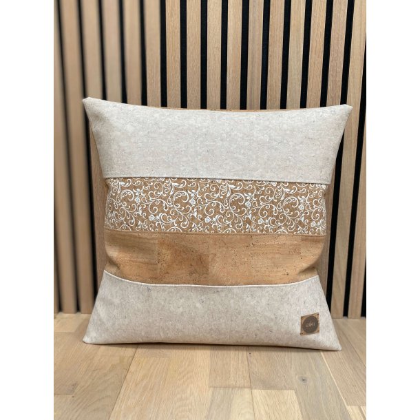 Eiki pude i kork, natur og hvide nuancer med 4 striber