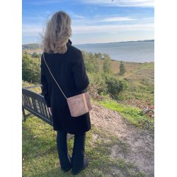 Lille taske i naturkork med firkantet mnster