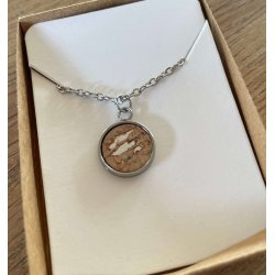 Halskde med vedhng af natur kork og i rustfrit stl