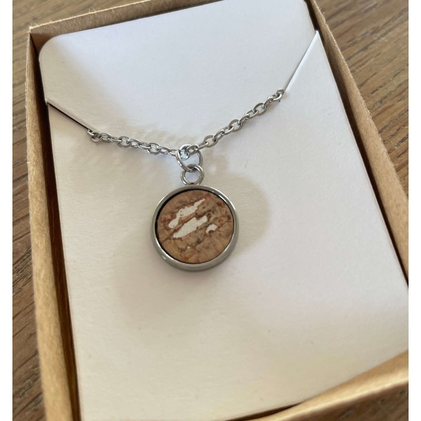 Halskde med vedhng af natur kork og i rustfrit stl