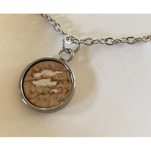 Halskde med vedhng af natur kork og i rustfrit stl