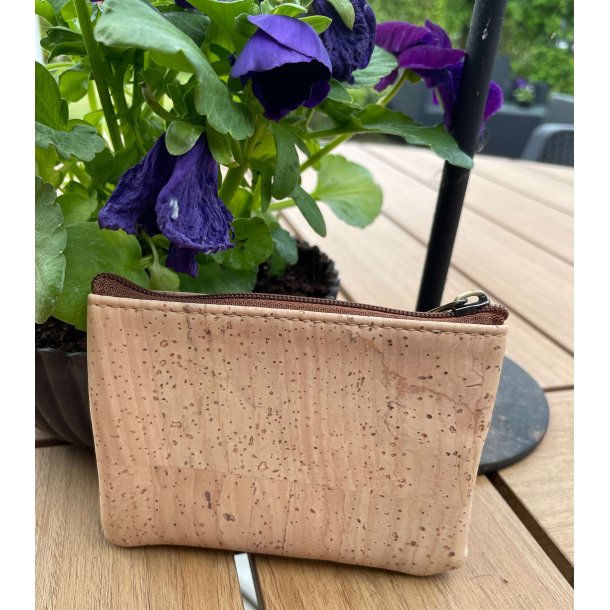 M�ntpung i kork med hvidt blomsterm�nster