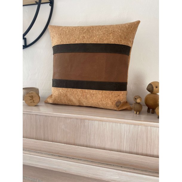 Eiki pude i kork, brune nuancer med 5 striber