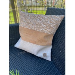 Eiki pude i kork, natur og hvide nuancer med 3 striber