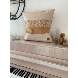 Eiki pude i kork, natur og hvide nuancer med 4 striber