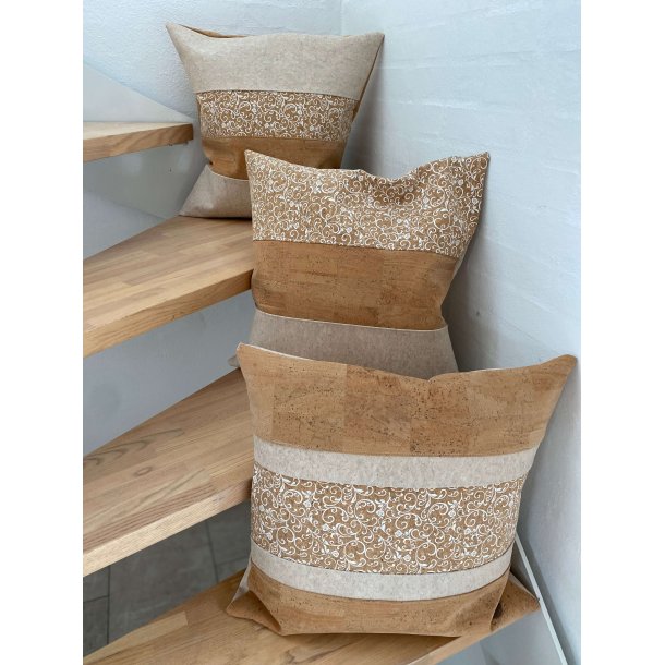 Eiki pude i kork, natur og hvide nuancer med 5 striber
