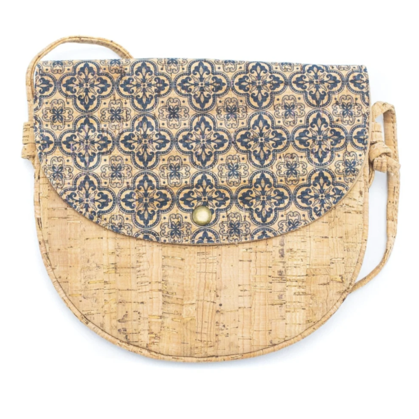 Lille buet taske i kork med blt mnster