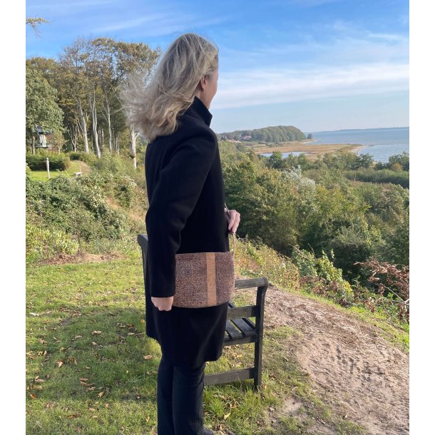 Lille taske i naturkork med firkantet mnster