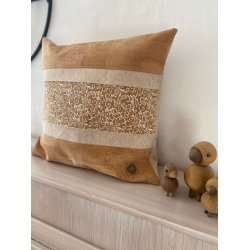 Eiki pude i kork, natur og hvide nuancer med 5 striber