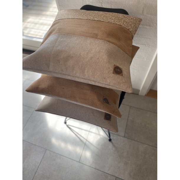 Eiki pude i kork, natur og hvide nuancer med 3 striber