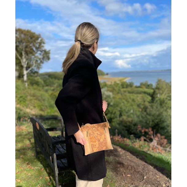 Lille skuldertaske i kork, natur med mnster i lysebrun/natur