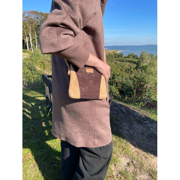 Lille taske i natur kork og m�rkebrunt kork