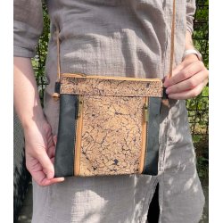 Lille skuldertaske i kork, sort og natur med m�nster