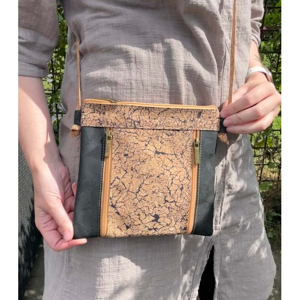 Lille skuldertaske i kork, sort og natur med m�nster