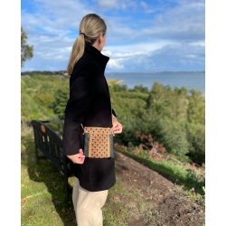 Lille skuldertaske i bl og natur med mnster