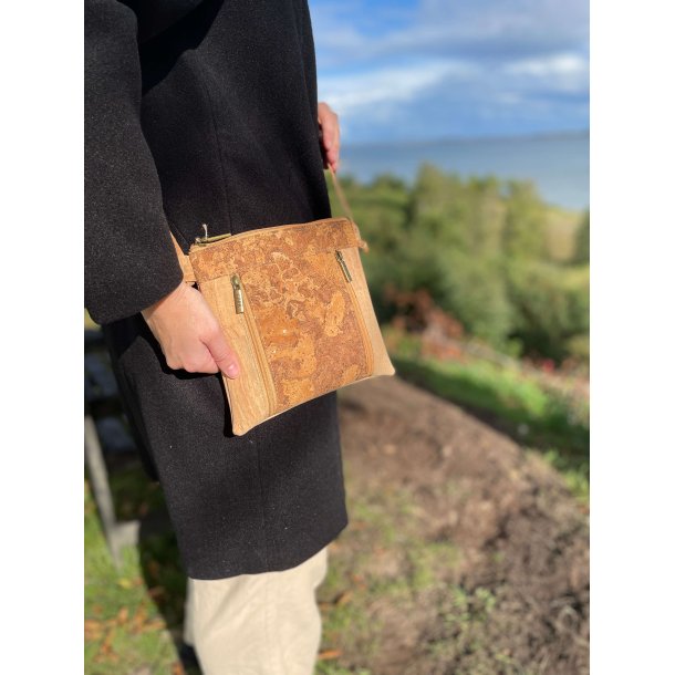 Lille skuldertaske i kork, natur med mnster i lysebrun/natur