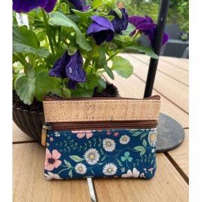 M�ntpung i kork med bl�t blomsterm�nster
