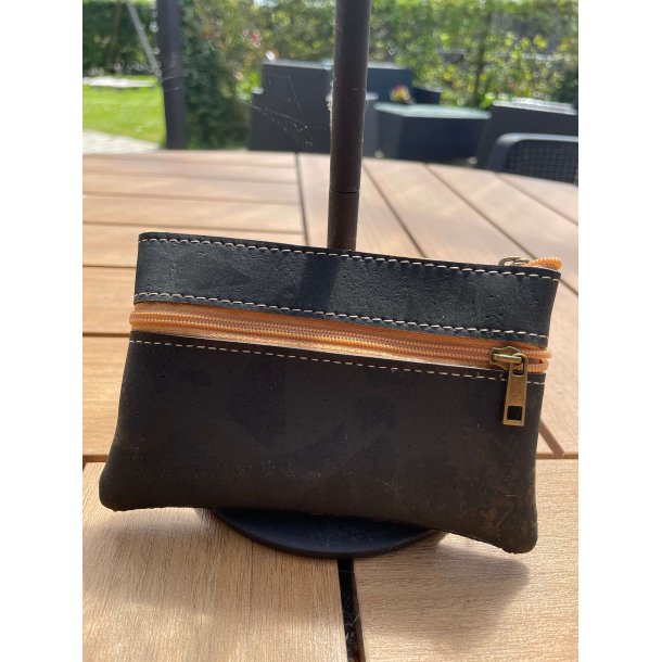 Mntpung i kork, mrkebl med guldmnster