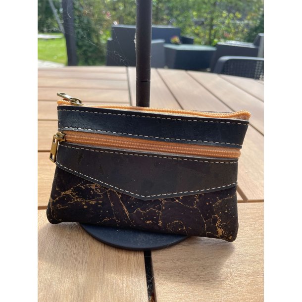 Mntpung i kork, mrkebl med guldmnster