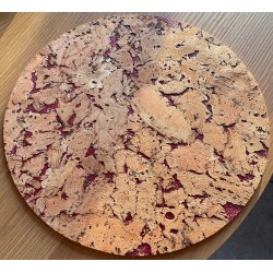 D�kkeserviet i naturkork med r�dt m�nster, rund 30 cm