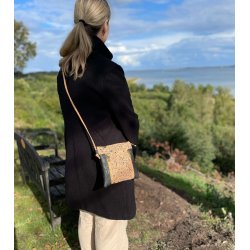 Lille skuldertaske i kork, sort og natur med m�nster