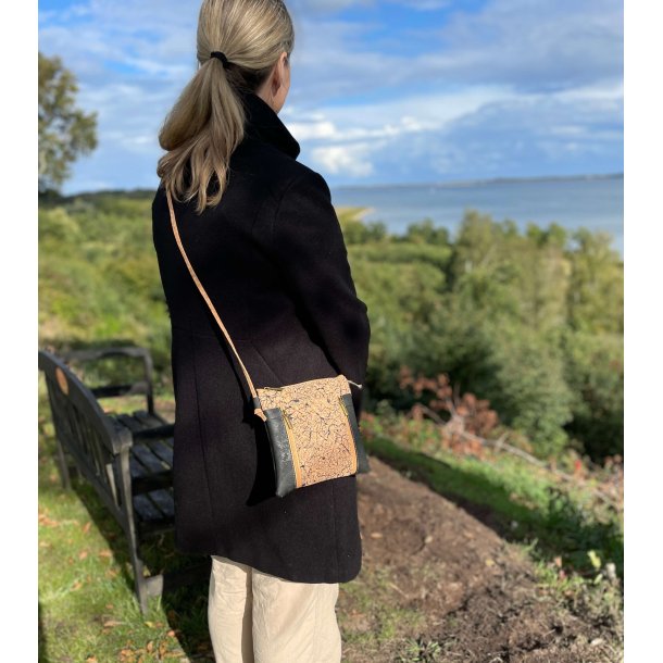 Lille skuldertaske i kork, sort og natur med m�nster