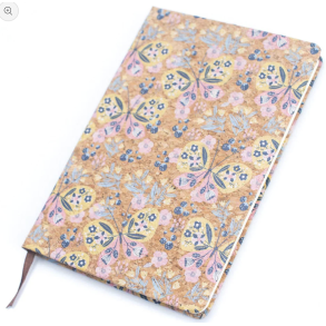 Notesbog i kork med m�nster af sommerfugle