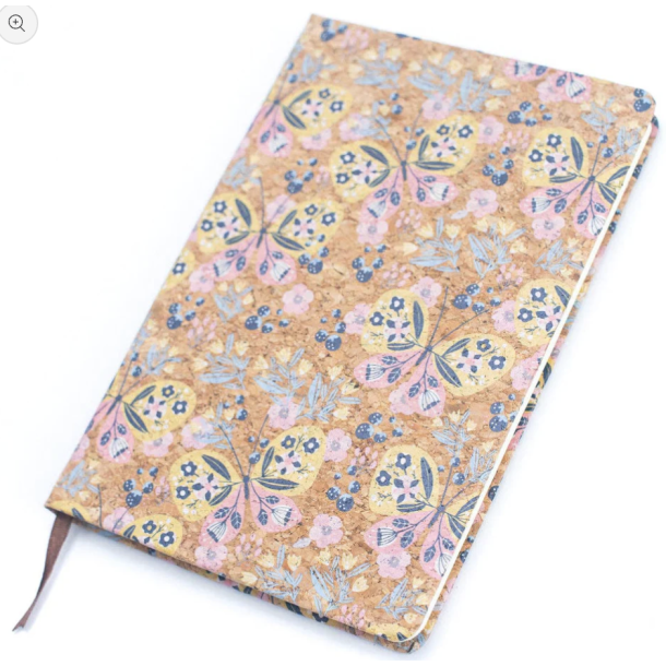 Notesbog i kork med m�nster af sommerfugle