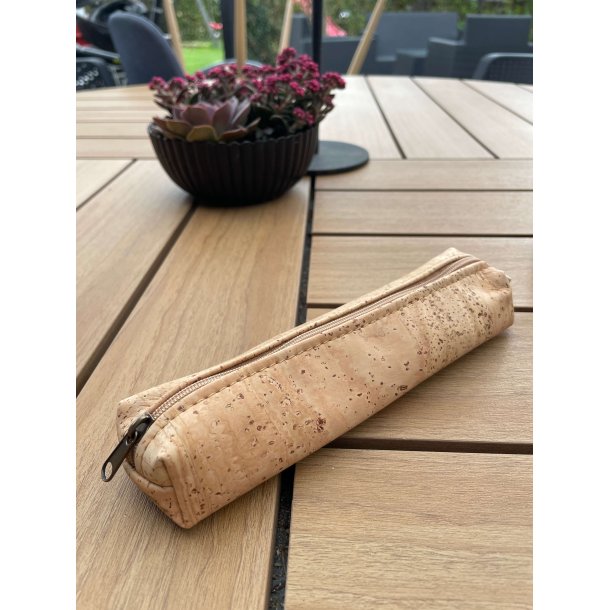 Penalhus i kork, rundt