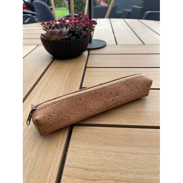 Penalhus i kork, rundt