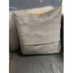 Eiki pude i kork, brune nuancer med 2 striber