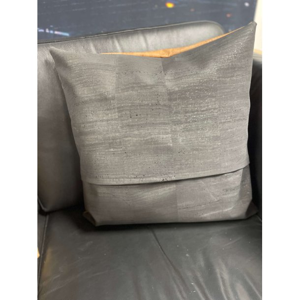 Eiki pude i kork, brune nuancer med 2 striber