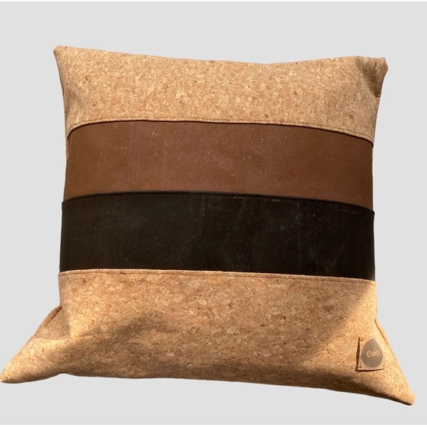 Eiki pude i kork, brune nuancer med 4 striber