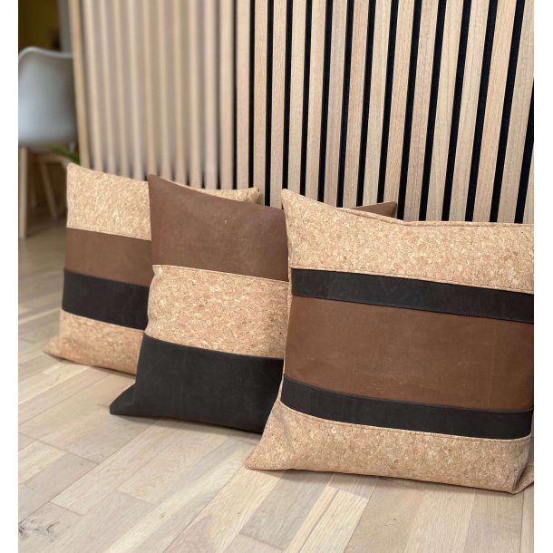 Eiki pude i kork, brune nuancer med 5 striber