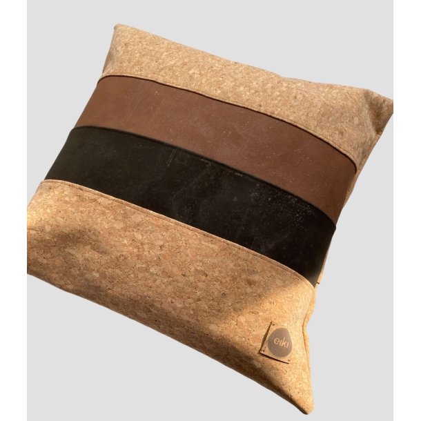 Eiki pude i kork, brune nuancer med 4 striber